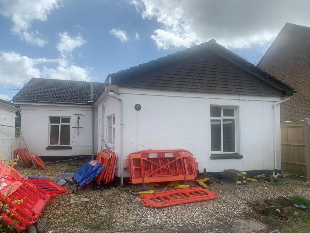 Lot: 52 - FREEHOLD DETACHED BUNGALOW WITH PLANNING FOR FOUR STUDIOS/BEDSITS -